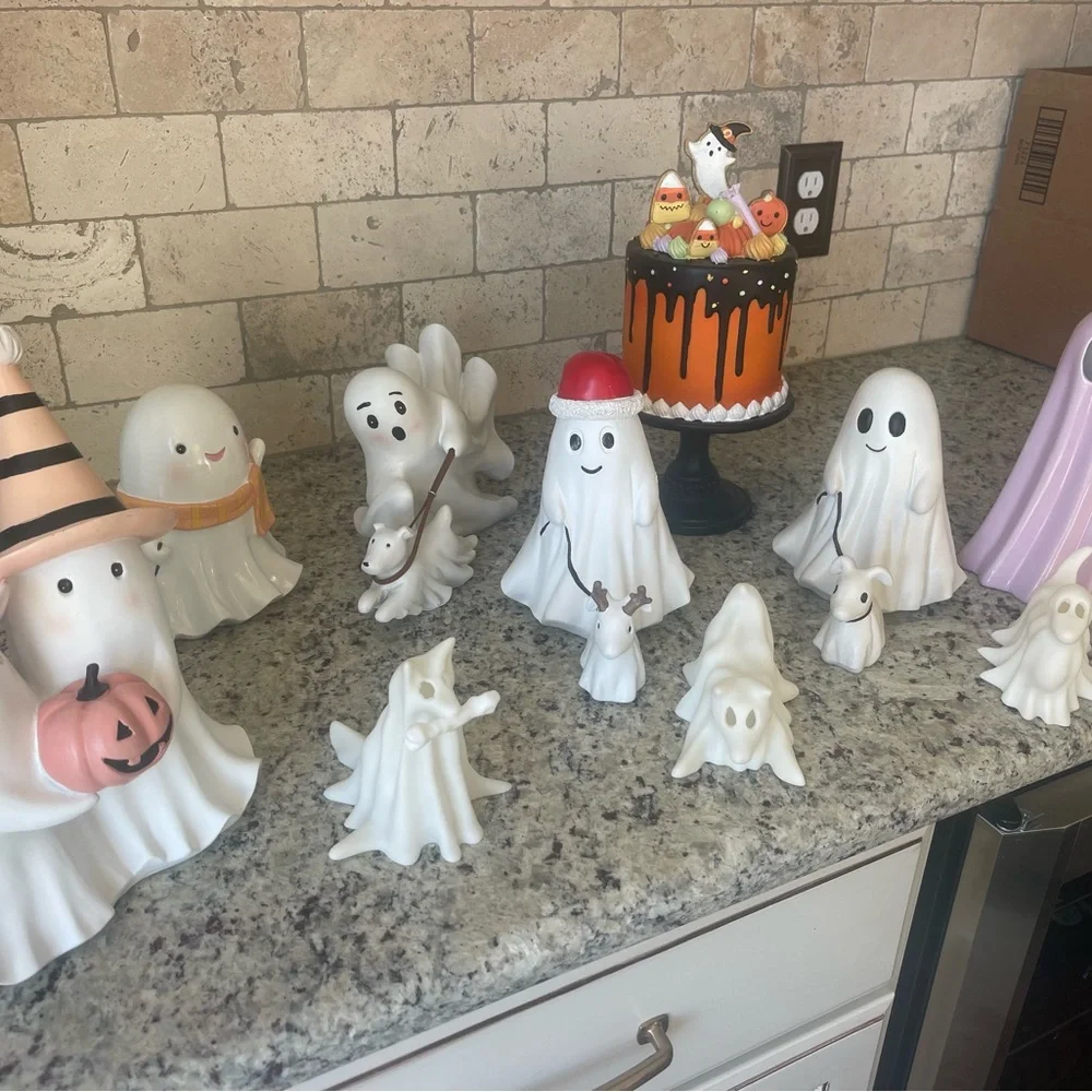 Cute Ghost Figurines with Hats - Picture 4 of 4